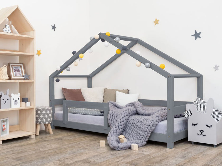 Children's house bed LUCKY with one barrier