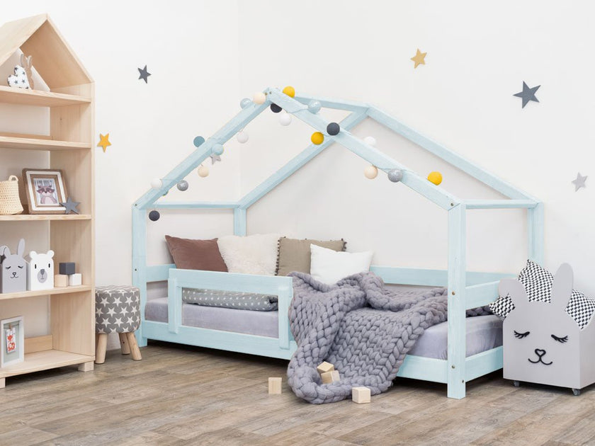 Children's house bed LUCKY with one barrier