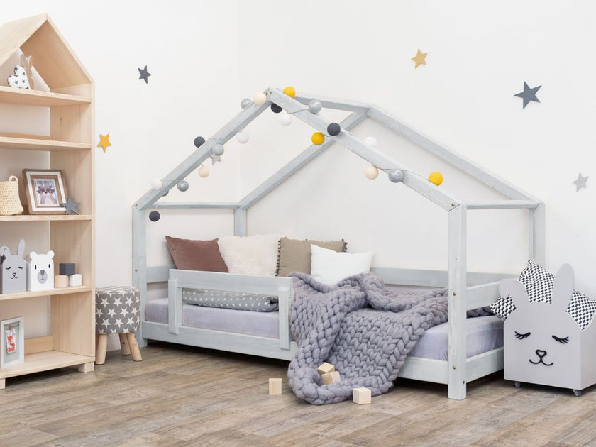 Children's house bed LUCKY with one barrier