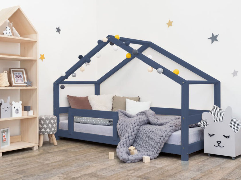 Children's house bed LUCKY with one barrier