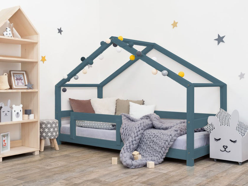 Children's house bed LUCKY with one barrier