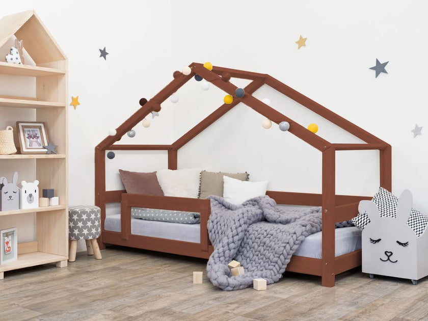 Children's house bed LUCKY with one barrier