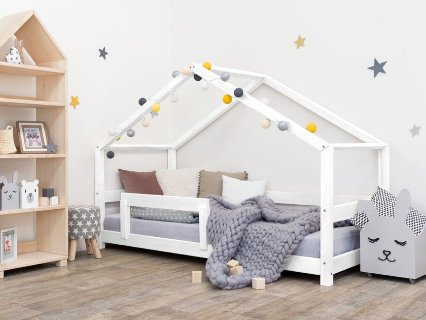 Children's house bed LUCKY with one barrier